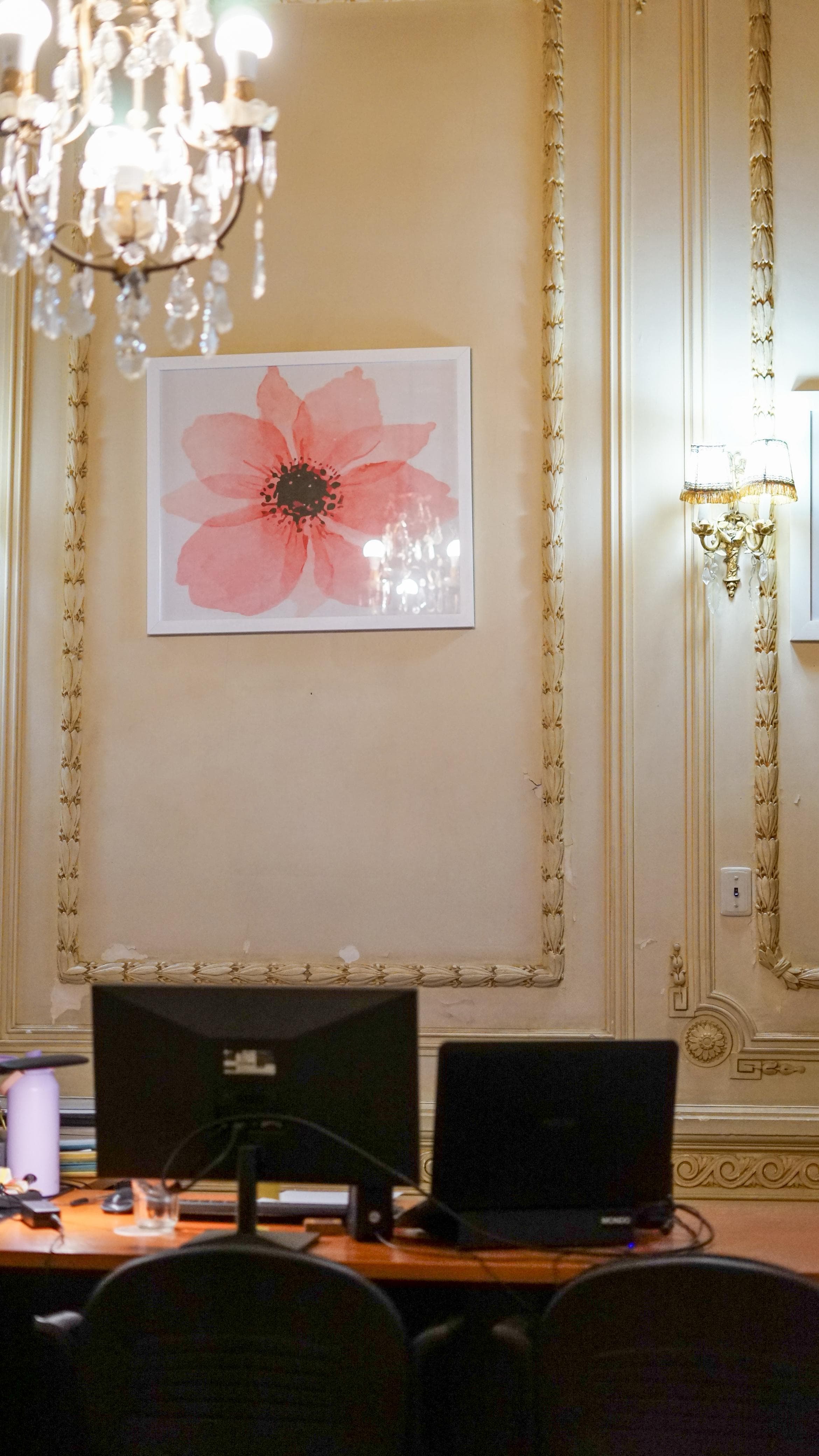 Sala con araña de cristal y obra contemporánea