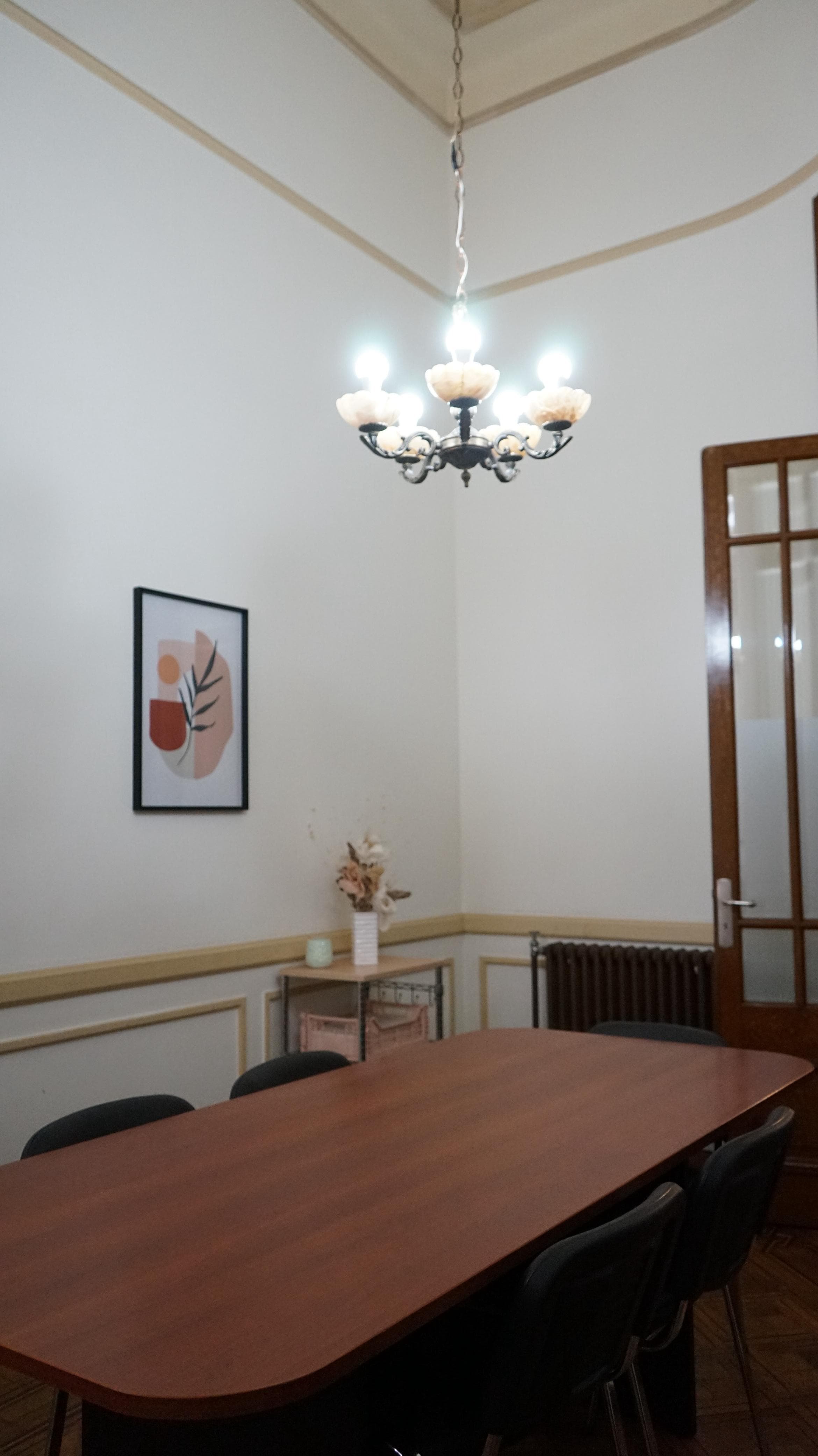 Sala de reuniones con araña antigua