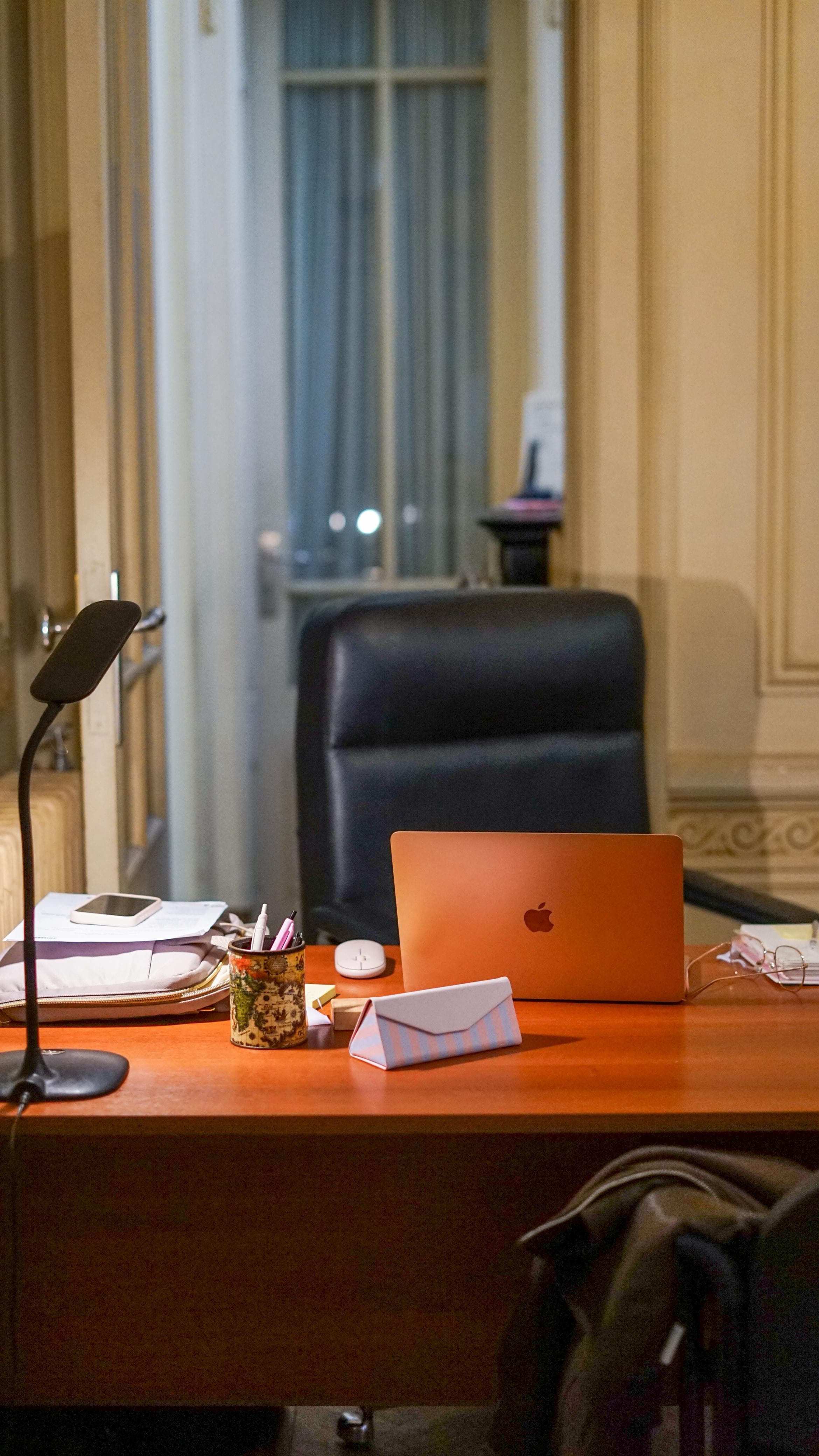 Despacho de trabajo con escritorio