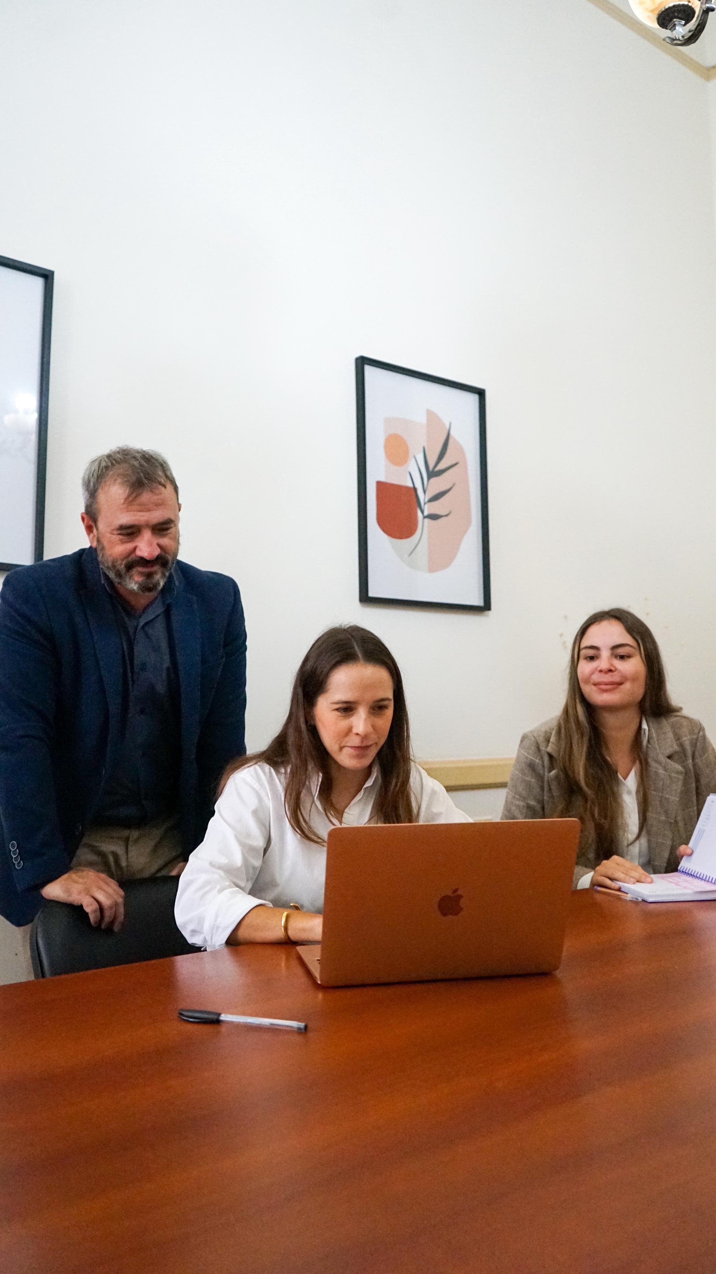 Equipo trabajando en una reunión